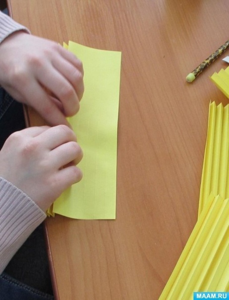 Солнышко из бумаги, сложенной гармошкой Солнышко из бумаги, сложенной гармошкой