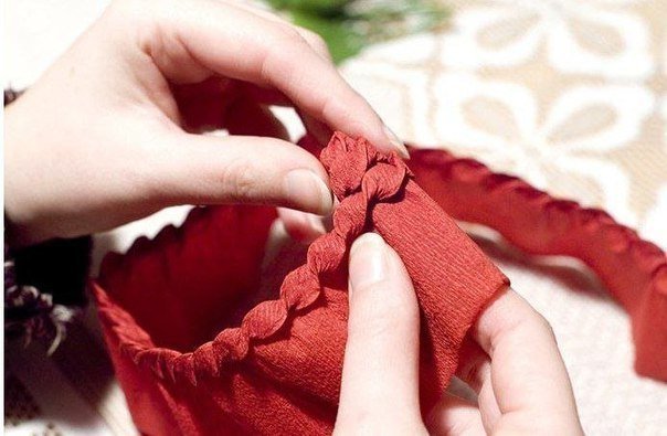 Еловая веточка с шишками из гофрированной бумаги