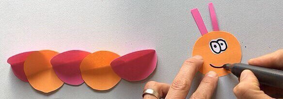 Гусеница из бумажных кружков Гусеница из бумажных кружков