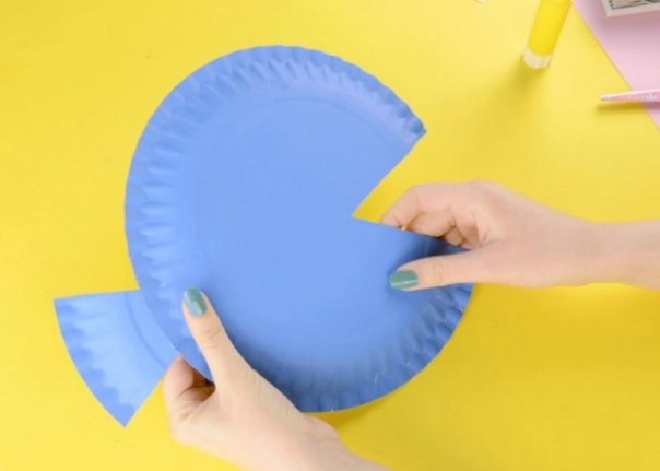 Рыбка  из одноразовой картонной тарелки и цветной бумаги.