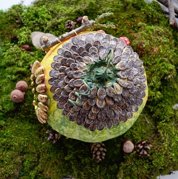 Осенний фонарик в виде "домика феи", сделанный из тыквы, арбузных семечек и крашеной фасоли