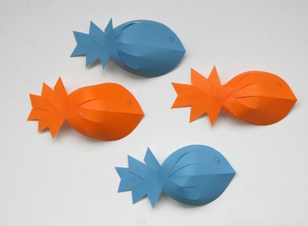 Поделки из бумаги. такими объемными рыбками из бумаги можно украсить аппликацию на морскую тему. как