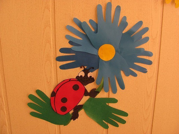 Весенние аппликации из ладошек Весенние аппликации из ладошек