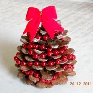 Ёлочки из шишек Ёлочки из шишек