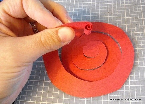 Оригинальный новогодний венок из бумажных розочек Оригинальный новогодний венок из бумажных розочек