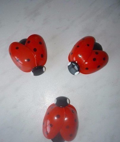 Божьи коровки из пластиковых ложек Божьи коровки из пластиковых ложек