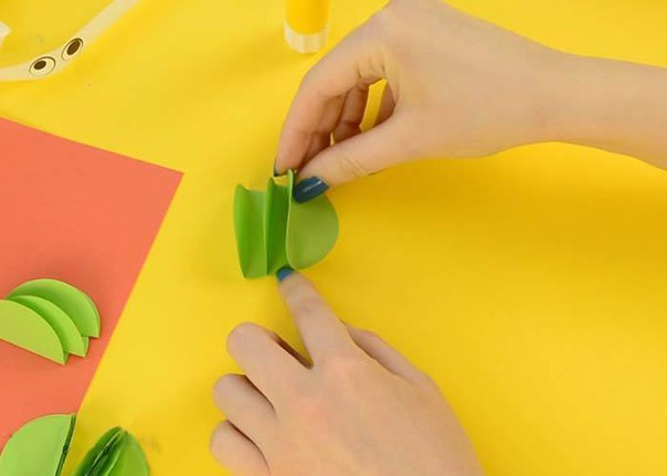 Гусеница из цветной бумаги Гусеница из цветной бумаги