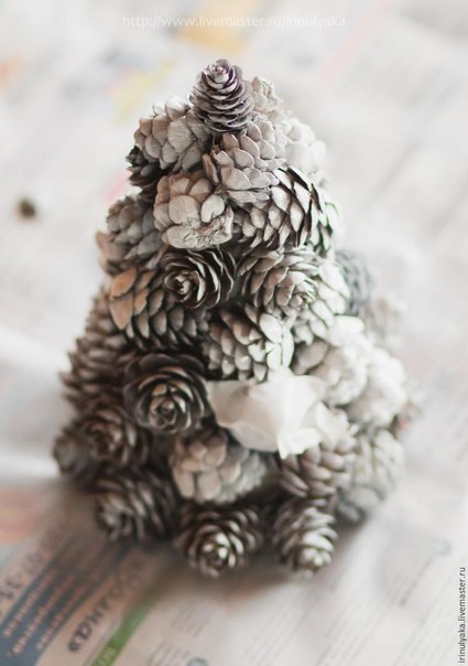 Новогодняя ёлочка из шишек Новогодняя ёлочка из шишек