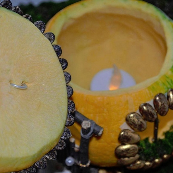 Осенний фонарик в виде "домика феи", сделанный из тыквы, арбузных семечек и крашеной фасоли Осенний фонарик в виде "домика феи", сделанный из тыквы, арбузных семечек и крашеной фасоли