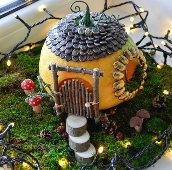 Осенний фонарик в виде "домика феи", сделанный из тыквы, арбузных семечек и крашеной фасоли Осенний фонарик в виде "домика феи", сделанный из тыквы, арбузных семечек и крашеной фасоли