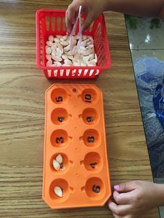 Эти игры, очень хорошо развивающие моторику, может сделать каждая мама без особых затрат из бросовог