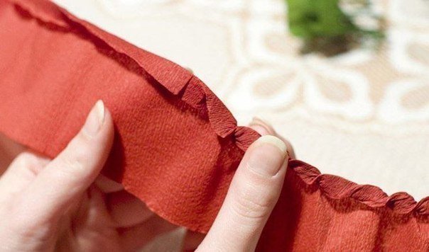 Еловая веточка с шишками из гофрированной бумаги Еловая веточка с шишками из гофрированной бумаги