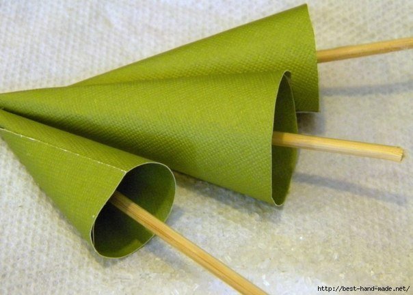 Мастерим елочку: обмазываем клеем конус и посыпаем солью Мастерим елочку: обмазываем клеем конус и посыпаем солью