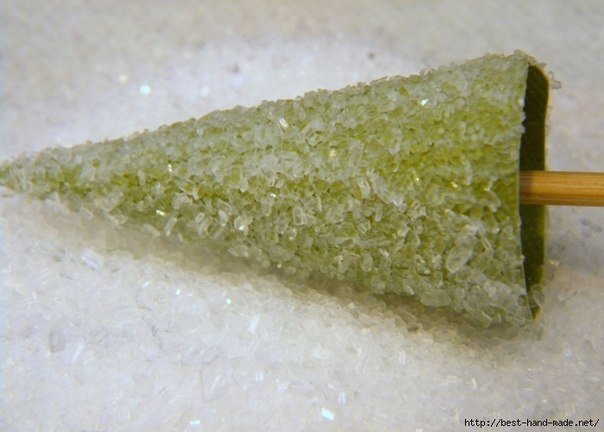 Мастерим елочку: обмазываем клеем конус и посыпаем солью Мастерим елочку: обмазываем клеем конус и посыпаем солью