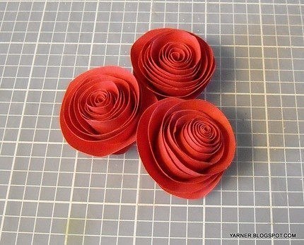 Оригинальный новогодний венок из бумажных розочек Оригинальный новогодний венок из бумажных розочек