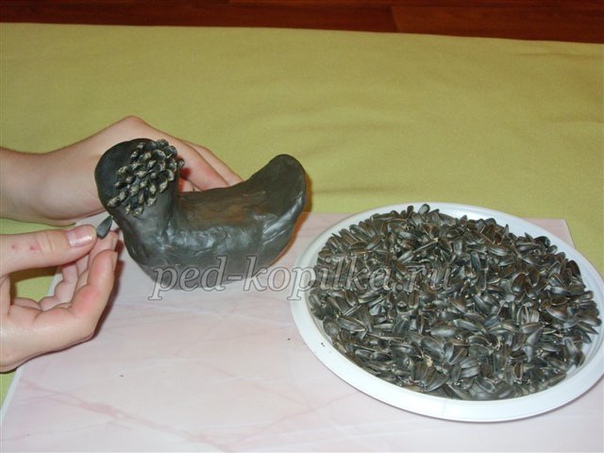 Курочка из пластилина и семечек