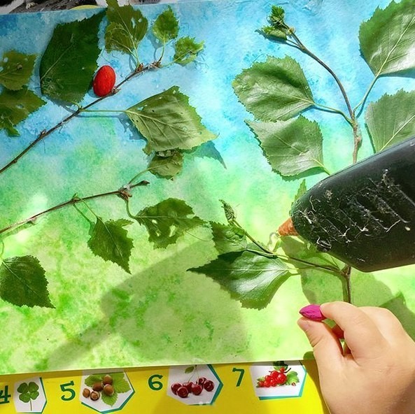 Яркие птички из фисташек запели весёлую песенку на березе.