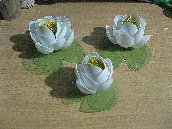 Кувшинка из пластиковых ложек. Кувшинка из пластиковых ложек.