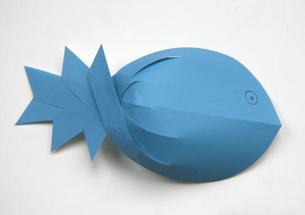 Поделки из бумаги. такими объемными рыбками из бумаги можно украсить аппликацию на морскую тему. как