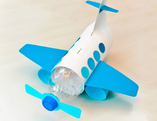 Самолет-копилка из пластиковой бутылки