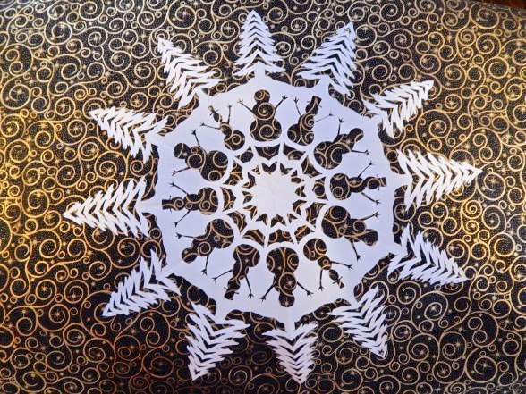 Красивая снежинка из бумаги Красивая снежинка из бумаги