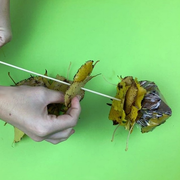 Поделки из листьев. симпатичная гусеничка Поделки из листьев. симпатичная гусеничка