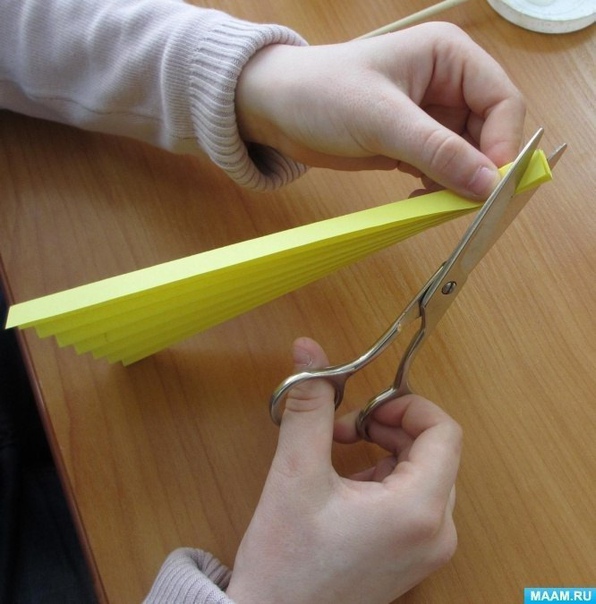 Солнышко из бумаги, сложенной гармошкой Солнышко из бумаги, сложенной гармошкой