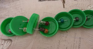 Змейки из пластиковых крышек