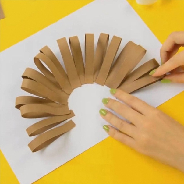  ежик из бумажных полосок.