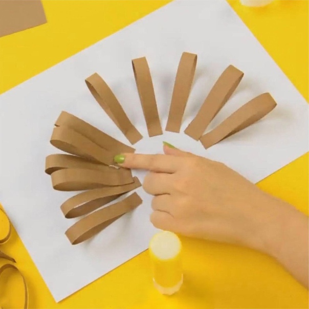  ежик из бумажных полосок.