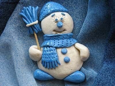 Лепим снеговика из солёного теста