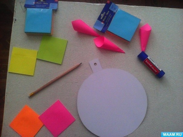 Радужные цветы из липких листочков Радужные цветы из липких листочков