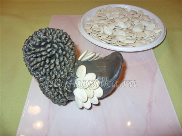 Курочка из пластилина и семечек