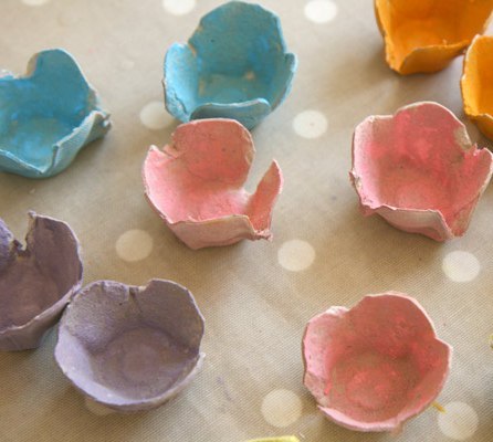 поделки для детей. из картонной упаковки от яиц, одноразовой тарелки и декоративных помпонов можно поделки для детей. из картонной упаковки от яиц, одноразовой тарелки и декоративных помпонов можно