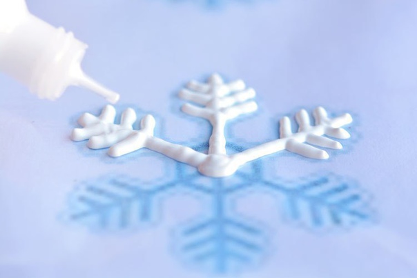 Необычные снежинки на окна из клея