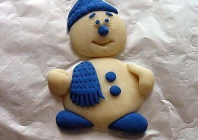 Лепим снеговика из солёного теста