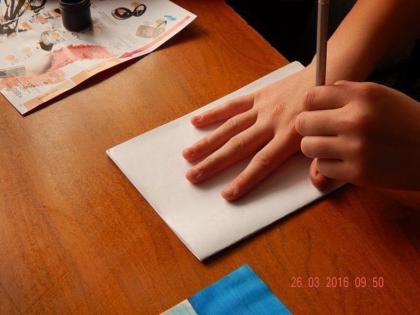 Лебеди из бумажных ладошек Лебеди из бумажных ладошек