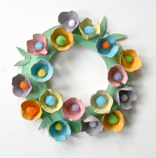 поделки для детей. из картонной упаковки от яиц, одноразовой тарелки и декоративных помпонов можно поделки для детей. из картонной упаковки от яиц, одноразовой тарелки и декоративных помпонов можно