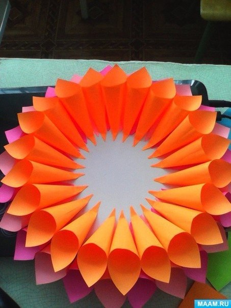 Радужные цветы из липких листочков Радужные цветы из липких листочков