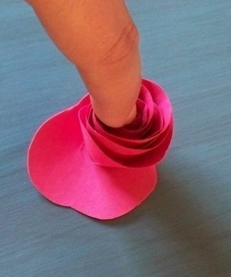 Простой способ сделать розочки из бумаги.