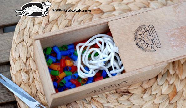 Бусики из коктейльных трубочек