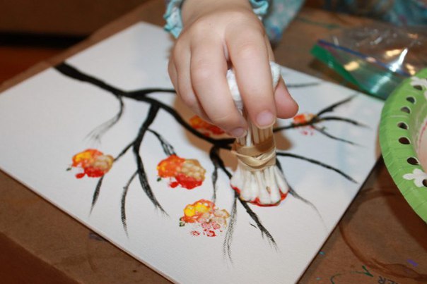 Творческое занятие для малышей "рисунок ватными палочками"