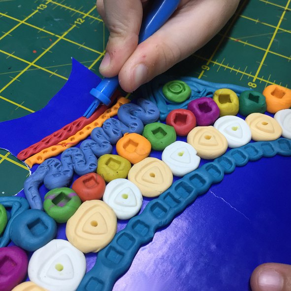 Поделки. рыбка из пластилина с использованием различных фактурных предметов, которые найдутся в любо