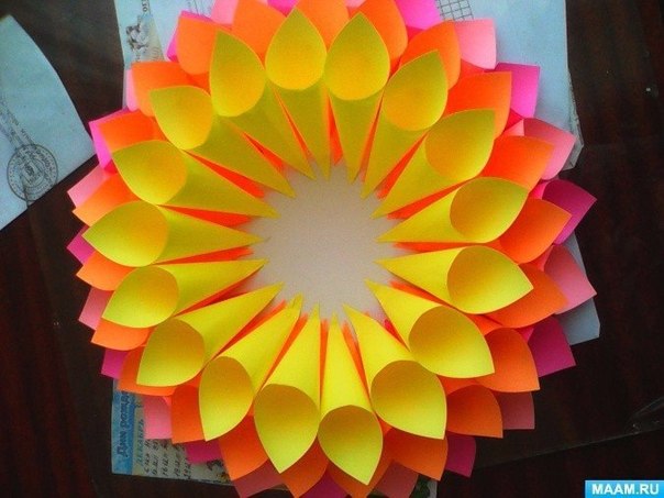 Радужные цветы из липких листочков Радужные цветы из липких листочков