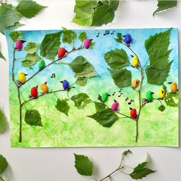 Яркие птички из фисташек запели весёлую песенку на березе.