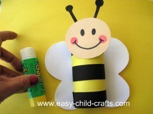 Пчелка из картонного рулона Пчелка из картонного рулона