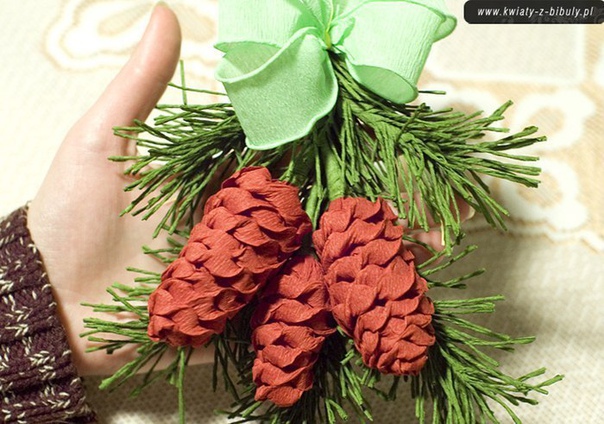 Еловая веточка с шишками из гофрированной бумаги Еловая веточка с шишками из гофрированной бумаги
