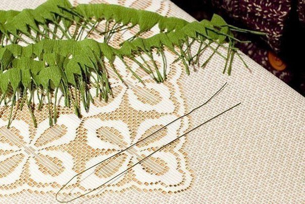 Еловая веточка с шишками из гофрированной бумаги