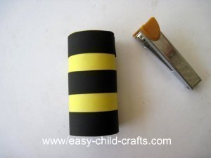 Пчелка из картонного рулона Пчелка из картонного рулона