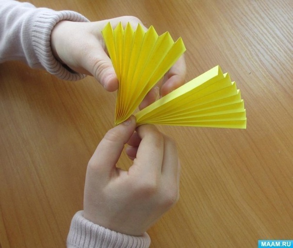 Солнышко из бумаги, сложенной гармошкой Солнышко из бумаги, сложенной гармошкой